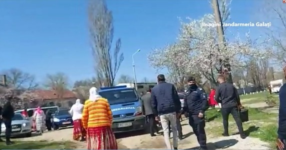 Galaţi: Un pastor a fost sancţionat cu 3.000 lei pentru organizarea unui botez pe malul Dunării, la care participau aproximativ 50 de persoane - VIDEO