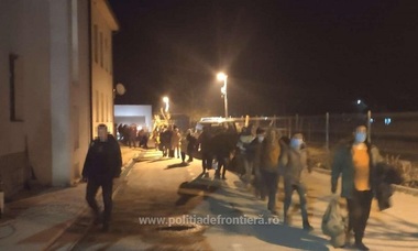 Poliţia de Frontieră - 30 de cetăţeni din Siria, Afganistan şi Irak au traversat Dunărea cu o barcă cu motor, încercând să intre ilegal în România - FOTO, VIDEO