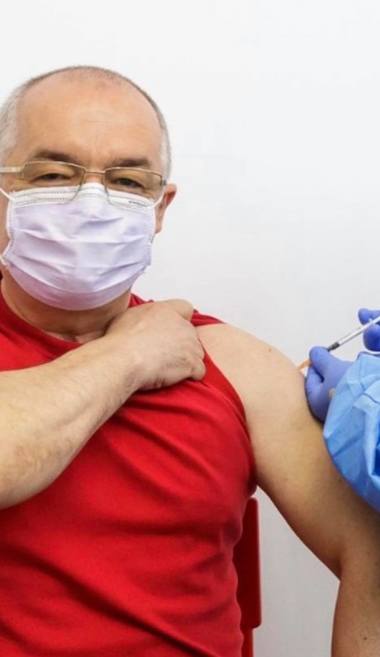 Emil Boc: Azi m-am vaccinat cu a doua doza de vaccin AstraZeneca. Totul a evoluat normal - FOTO