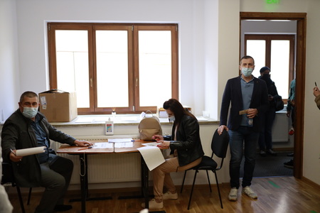 Prefectul de Buzău s-a vaccinat, fără programare, într-un centru AstraZeneca/ El a fost invitat de medic în cabinet, dar oamenii care stăteau la rând i-au cerut să accepte - FOTO