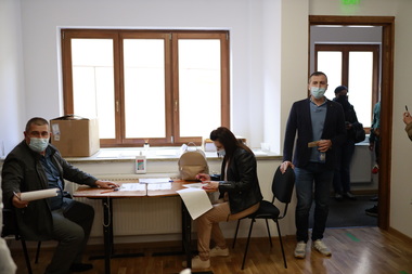 Prefectul de Buzău s-a vaccinat, fără programare, într-un centru AstraZeneca/ El a fost invitat de medic în cabinet, dar oamenii care stăteau la rând i-au cerut să accepte - FOTO