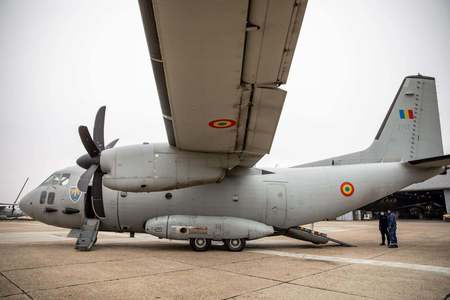 O aeronavă militară a transportat de la Bucureşti la Iaşi patru pacienţi cu coronavirus aflaţi în stare gravă