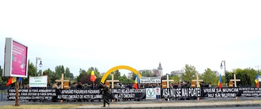 Sindicatele din silvicultură protestează în faţa Ministerului Mediului; printre revendicări se numără dotarea angajaţilor care asigură paza pădurilor cu armament, uniforme şi mijloace de apărare şi intervenţie