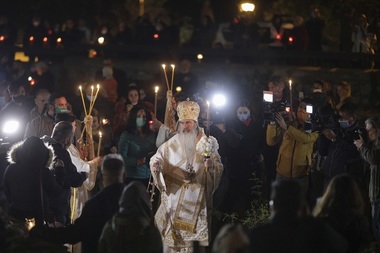 Patriarhia, recomandări pentru organizarea slujbelor de sărbători: Respectarea tuturor normelor sanitare, distanţare, calcularea numărului maxim de persoane care pot intra în biserică şi cât mai multe locuri pentru distribuirea Sfintelor Paşti