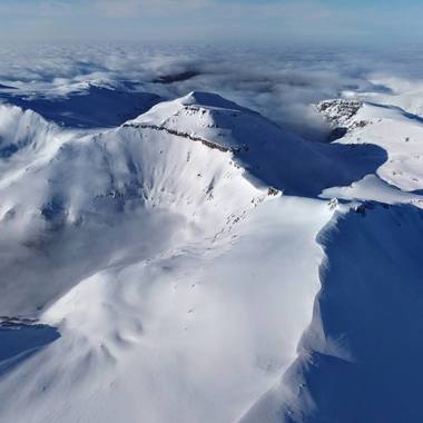 Operaţiune dificilă în Munţii Bucegi pentru transportul materialelor necesare reabilitării Staţiei Meteorologice de la Vârful Omu / Un elicopter duce 144 de tone de materiale, la peste 2.500 de metri altitudine, unde zăpada are 180 de centimetri - VIDEO