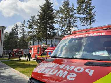 Olt: Prefectul anunţă că pompierii cercetează cauza izbucnirii incendiului de la Secţia de Psihiatrie / SMURD: Pacienţii nu sunt intoxicaţi cu fum şi nici arşi, iar opt dintre ei sunt în evaluare medicală