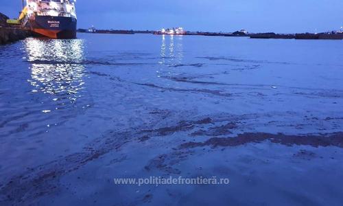 Poluare în Portul Constanţa, în zona unde se afla o barjă încărcată cu cărbune vrac  - FOTO / VIDEO