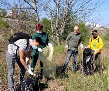 Ziua Pământului - Zeci de saci de gunoaie strânşi din Delta Văcăreşti de angajaţi ai Primăriei Sectorului 4 şi de voluntari de la Asociaţia Alianţă Pentru Pădure şi de la Asociaţia Studenţilor Geografi din Universitatea Bucureşti

