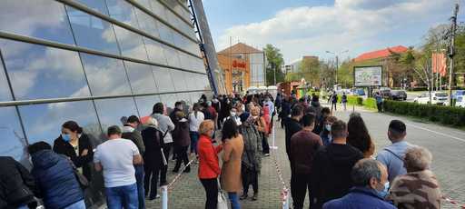 Timişoara: A început Maratonul Vaccinării. Peste o sută de persoane stau la coadă pentru imunizarea împotriva COVID-19 - FOTO
