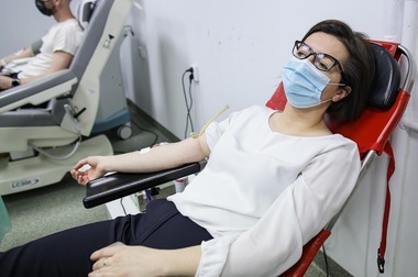 Ministrul Sănătăţii a donat sânge: Am făcut-o cu gândul la pacienţii care, în aceste momente, au nevoie de transfuzii pentru a supravieţui. Fiecare dintre noi poate dona sânge şi salva 2 vieţi - FOTO