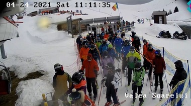 Şapte pârtii, deschise pe domeniul schiabil al staţiunii Sinaia. Sute de turişti au urcat pe munte - FOTO
