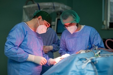 Studentă cu o tumoră extrem de rară, operată pe creier la Iaşi. Starea tinerei este stabilă, după ce fusese internată în spital în comă de gradul trei

