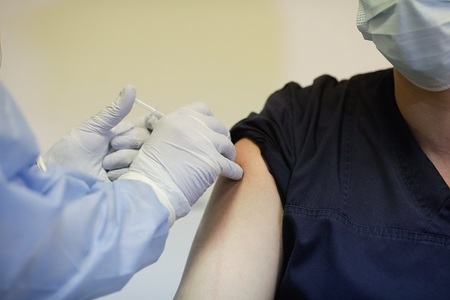 Galaţi: O femeie a leşinat la scurt timp după ce a fost vaccinată cu serul Pfizer / Medicii au constatat că femeia a făcut un atac de panică

