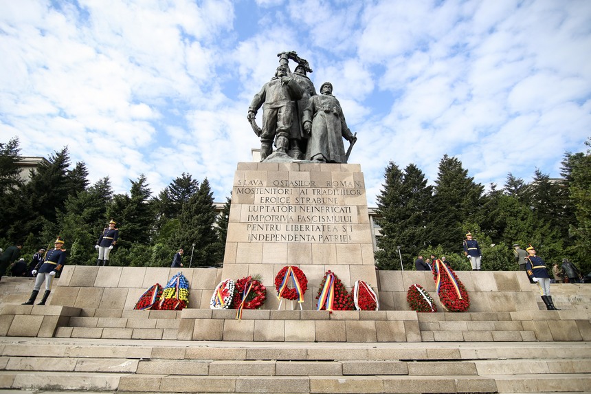 Ceremonii militare dedicate Zilei Veteranilor de Război / Ministrul Nicolae Ciucă are o întâlnire informală cu doi veterani de război şi un militar-veteran al teatrelor de operaţii
