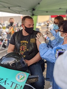 Zeci de motociclişti din Arad, la o acţiune de promovare a vaccinării/ Ei s-au imunizat la centrul drive thru din oraş/ CNCAV: Dacă România are sânge de rocker, atunci Aradul are anticorpi de biker - FOTO