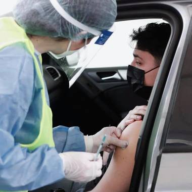 Cîţu: La centrul din Piaţa Constituţiei s-a vaccinat un pacient pe minut. Accelerăm campania.  Avem toate condiţiile să ajungem la 5 milioane de persoane vaccinate până la 1 iunie