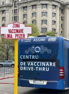 Peste 800 de persoane s-au vaccinat vineri la centru drive-thru din Piaţa Constituţiei