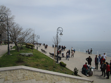 Terasele din Mamaia şi din Portul Tomis, principalele atracţii pentru turişti de 1 mai. Faleza din Constanţa şi centrul staţiunii au fost luate cu asalt de turişti - FOTO