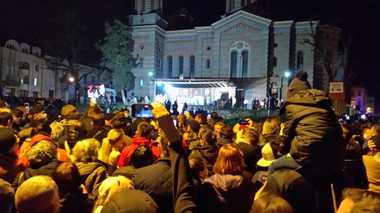 Arhiepiscopul Tomisului a adus Lumina Sfântă de pe mare / Mii de oameni participă la slujba de Înviere / Nu este respectată distanţarea socială - FOTO, VIDEO