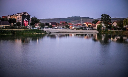 Primăria Sibiu continuă cu o altă firmă lucrările de amenajare a unei zone de agrement pe Lacul lui Binder, după ce prima firmă care a câştigat contractul a cerut rezilierea pe motive economice generate de pandemie
