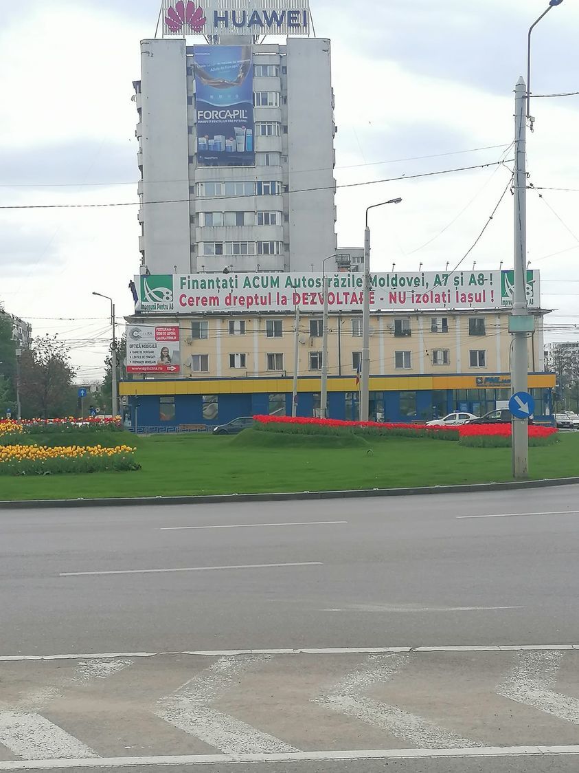 Banner pro-autostradă de 105 metri pătraţi, montat pe sediul PNL din Iaşi de activiştii civici care militează pentru construirea de autostrăzi în Moldova
