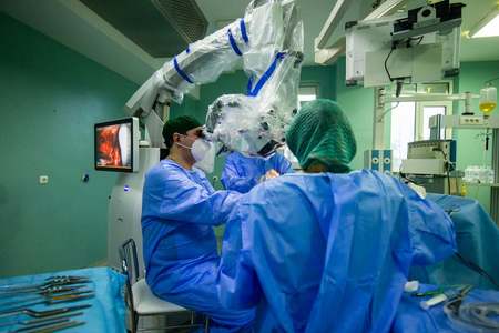 Fetiţă de 12 ani din Botoşani, cu o tumoră cerebrală extrem de rară, operată cu succes la Spitalul de Neurochirurgie din Iaşi