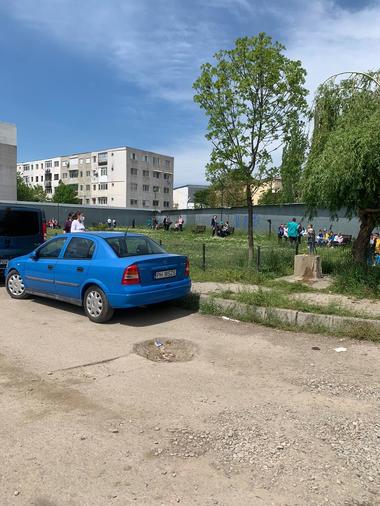 Prahova: Peste 480 de elevi şi angajaţi de la o şcoală din Mizil, evacuaţi după ce într-o anexă a unităţii s-a descoprit un proiectil - FOTO