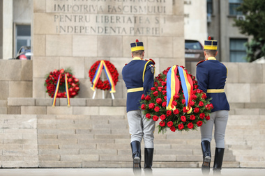 Ceremonii militare şi religioase în întreaga ţară, de 9 Mai / La evenimentele din Bucureşti participă ministrul Apărării şi alţi oficiali /  Tripla semnificaţie a zilei - VIDEO