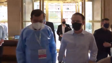 UPDATE - Premierul Florin Cîţu, la maratonul de vaccinare de la Sala Palatului / Personalul care se ocupă de acces i-a măsurat temperatura/ Cîţu: Începând de astăzi, în România, vă puteţi vaccina fără programare. Vă alegeţi centrul şi vă vaccinaţi – VIDEO