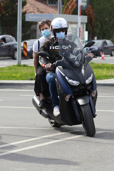 Prefectul de Buzău a venit cu motocicleta la centrul de vaccinare drive through deschis în parcarea unui supermarket/ Deşi s-a vaccinat deja, acesta a lucrat ca voluntar în centru - FOTO