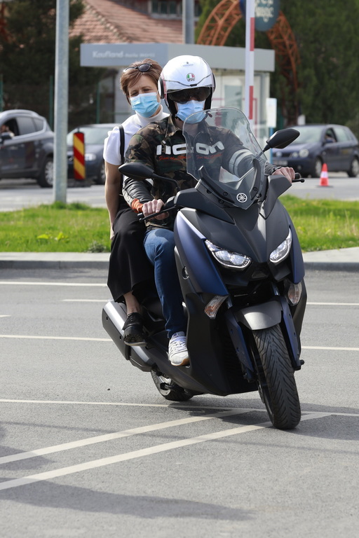 Prefectul de Buzău a venit cu motocicleta la centrul de vaccinare drive through deschis în parcarea unui supermarket/ Deşi s-a vaccinat deja, acesta a lucrat ca voluntar în centru - FOTO