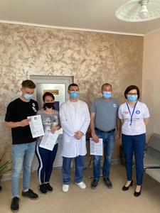 Ministrul Sănătăţii administrează vaccin anti-COVID în cabinetul unui medic de familie din Oşorhei/ Printre persoanele vaccinate, un tânăr de 19 ani - VIDEO