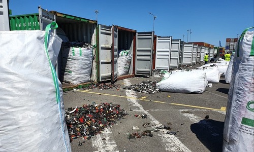 Cincisprezece containere încărcate cu deşeuri, descoperite în Portul Constanţa