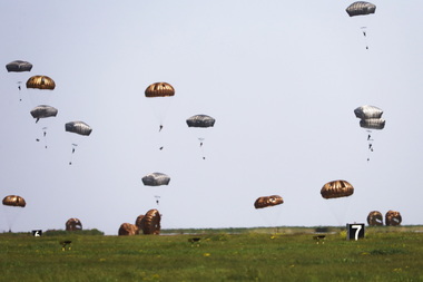 Exerciţiu la Baza Aeriană de la Boboc – 400 de militari au fost paraşutaţi, în cel mai mare eveniment de pregătire de la debutul pandemiei de coronavirus  - FOTO

