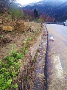 Pericol pentru circulaţia rutieră pe drumul TransBucegi, unde bucăţi de stâncă se desprind din munte