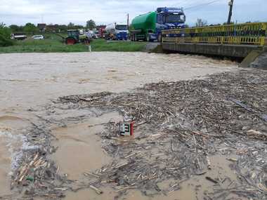 Apele Române: Debite maxime istorice în zona Satu Mare. Cantitatea maximă de precipitaţii măsurată - 60 litri/metru pătrat într-un interval de 6 ore, din care 50 litri/ metru pătrat în două ore - FOTO