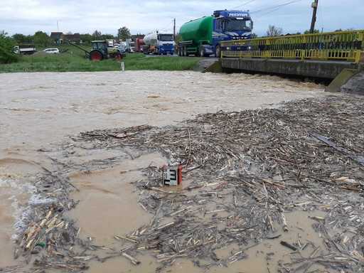 Apele Române: Debite maxime istorice în zona Satu Mare. Cantitatea maximă de precipitaţii măsurată - 60 litri/metru pătrat într-un interval de 6 ore, din care 50 litri/ metru pătrat în două ore - FOTO