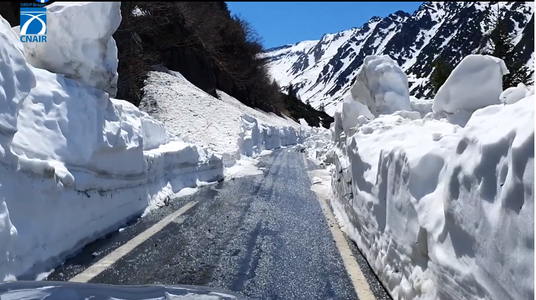 A început deszăpezirea părţii nordice a Transfăgărăşanului. Drumarii se aşteaptă ca operaţiunea să dureze câteva săptămâni, întrucât în unele locuri stratul de zăpadă depăşeşte şase metri grosime - VIDEO