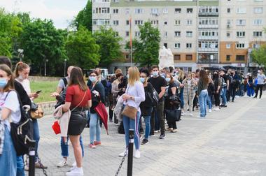 Coadă de zeci de metri la Maratonul Vaccinării de la Iaşi. În primele două ore ale evenimentului s-au vaccinat 500 de persoane, mulţi fiind studenţi - FOTO

