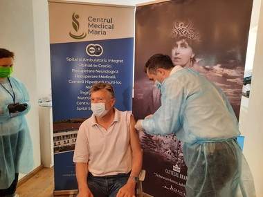 Medicul Valeriu Gheoghiţă, la maratonul de vaccinare anti-COVID de la castelul Bran: Cred că situaţia intră într-o periodă de control din punct de vedere epidemiologic - FOTO