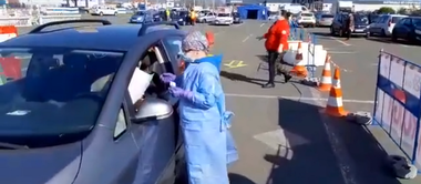 Coadă la centrul de vaccinare drive thru din Deva. Cei vaccinaţi în urmă cu trei săptămâni aşteaptă pentru rapel
