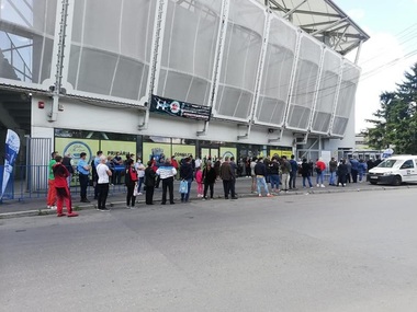 Autorităţile au suplimentat dozele de vaccin în cadrul maratonului de la Ploieşti.1800 de oameni s-au prezentat de vineri până sâmbătă pentru a se imuniza - FOTO
