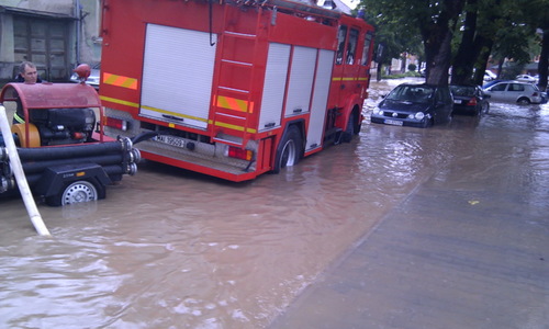 UPDATE - Cod roşu de inundaţii, în judeţele Bihor şi Cluj / O familie cu patru copii, evacuată