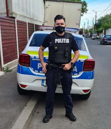 Un poliţist îi scrie ministrului Bode că uniforma este ”total depăşită”, 80 - 90% dintre lucrători apelând la ”ajustarea” ei: Nimeni nu ne-a întrebat dacă ne e frig, cald, sau din ce bani reparăm maşinile, dar am fost "hăituiţi" pe tema uniformei