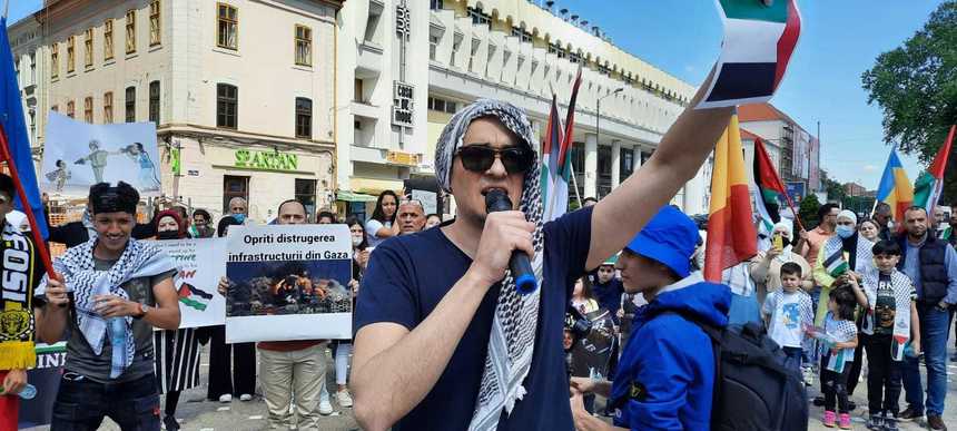 Peste o sută de palestinieni s-au adunat în Piaţa Victoriei din Timişoara pentru a protesta faţă de violenţele din Fâşia Gaza 