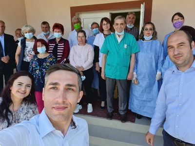 Coordonatorul campaniei de vaccinare Valeriu Gheorghiţă a vaccinat localnicii din comuna în care a copilărit, în judeţul Argeş