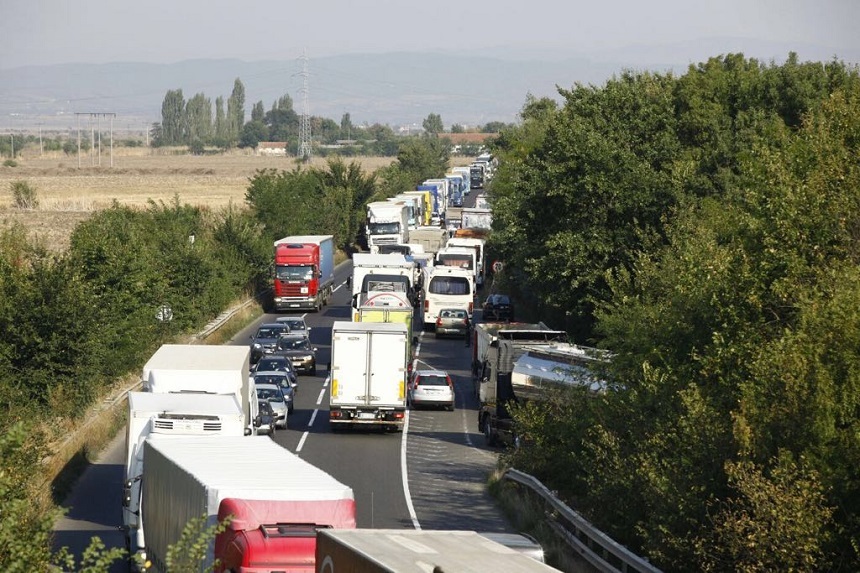 Infotrafic: Restricţii de circulaţie instituite pe mai multe drumuri, duminică seara, din cauza unui transport agabaritic