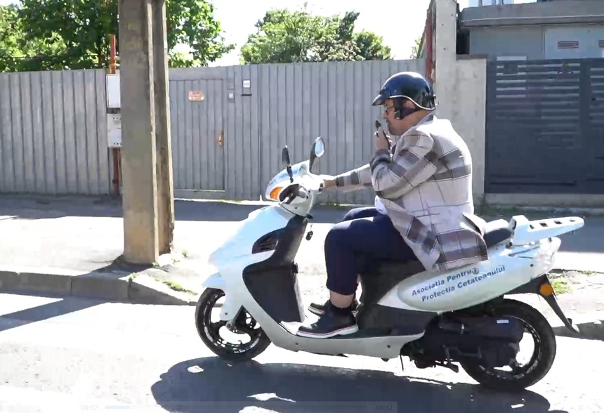 Primarul Sectorului 5 Cristian Popescu Piedone a făcut o vizită de lucru pe scuter pentru a sta de vorbă cu cetăţenii şi a vedea stadiul lucrărilor făcute în sector - VIDEO