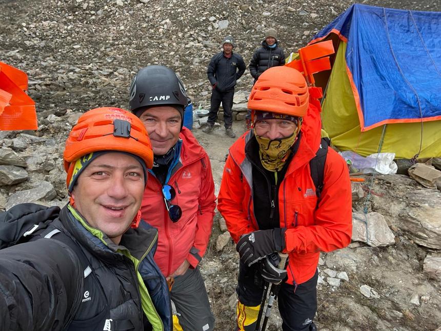 Alpiniştii Horia Colibăşanu şi Marius Gane au revenit în România. Ei au oprit expediţia pe vârful Dhaulagiri din Nepal, după ce au fost surprinşi de o avalanşă - FOTO