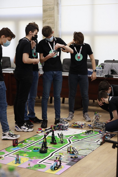 Două echipe de elevi de la Şcoala Gimnazială nr. 11 din Buzău, premiate la Concursul şcolar naţional FIRST LEGO League Challenge - FOTO